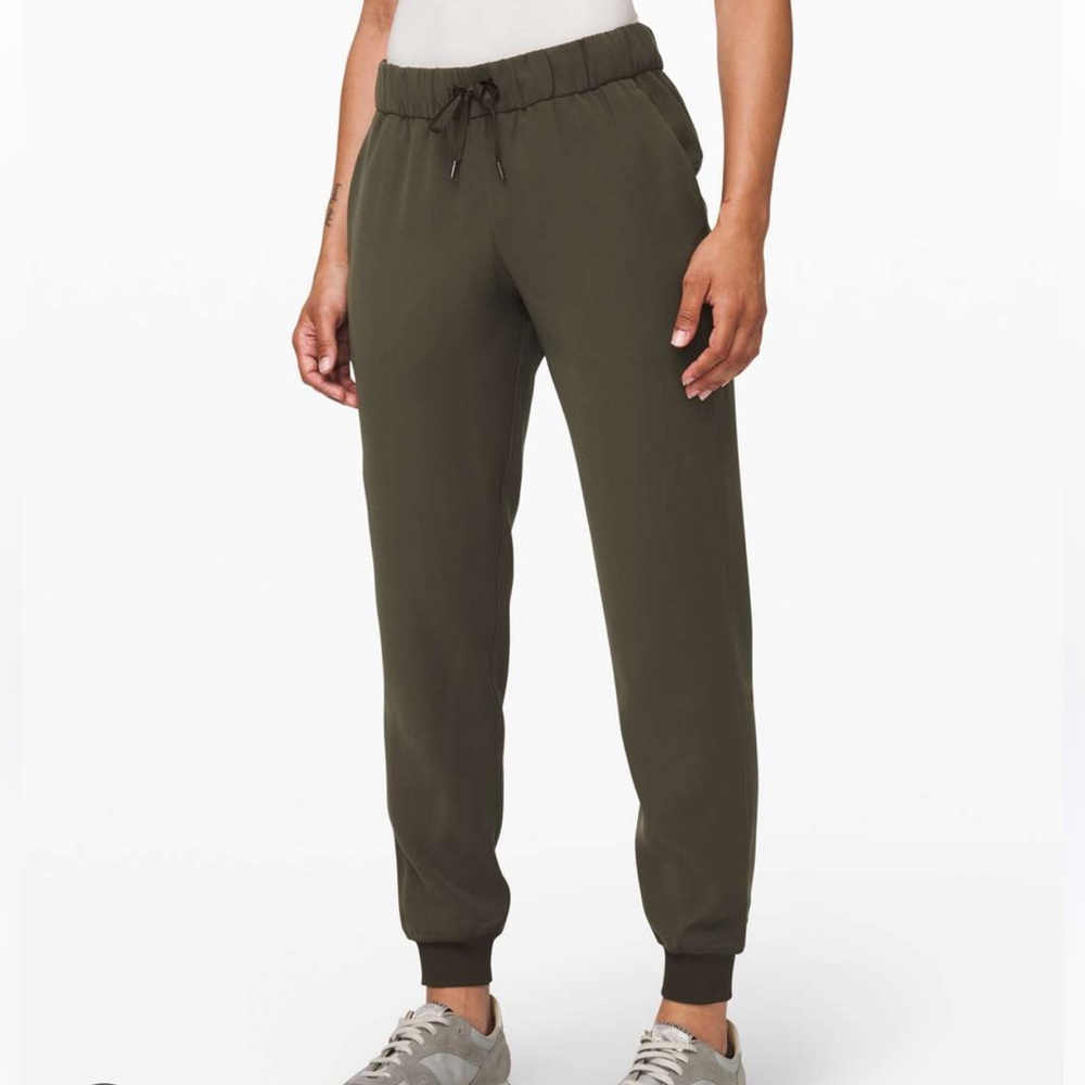 Lululemon On the Fly Jogger
Dark Olive